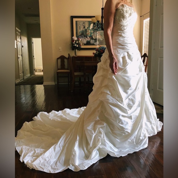 Size 2 petite wedding dress- never worn. Includes bustle and bra cups - Picture 6 of 8